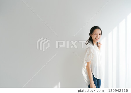 一個女人站在窗邊 一個女人站在窗邊 129942516