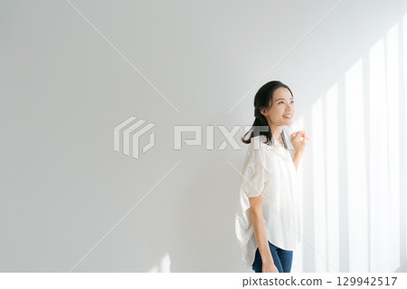 一個女人站在窗邊 一個女人站在窗邊 129942517