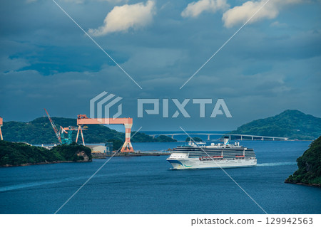 長崎港遊覽船（Adora Mediterranea）從女神橋抵達[長崎市] 129942563