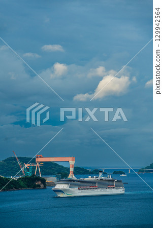 長崎港遊覽船（Adora Mediterranea）從女神橋抵達[長崎市] 129942564