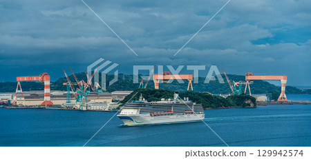 長崎港遊輪抵達（Adora Mediterranea）從女神大橋眺望全景【長崎市】 129942574