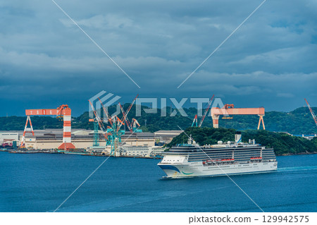 長崎港遊覽船（Adora Mediterranea）從女神橋抵達[長崎市] 129942575