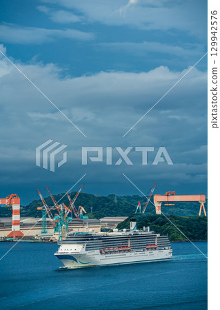 長崎港遊覽船（Adora Mediterranea）從女神橋抵達[長崎市] 129942576