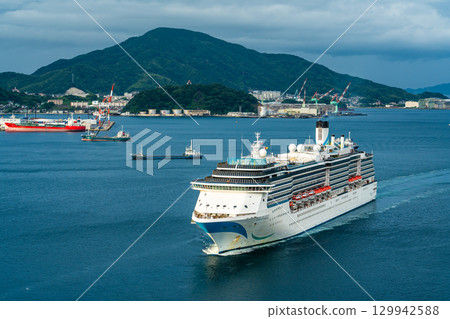 長崎港遊覽船（Adora Mediterranea）從女神橋抵達[長崎市] 129942588