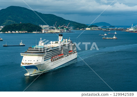 長崎港遊覽船（Adora Mediterranea）從女神橋抵達[長崎市] 129942589