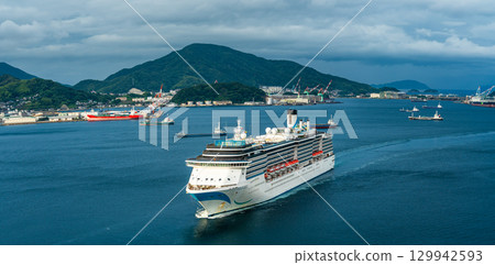 長崎港遊輪抵達(Adora Mediterranea)從女神大橋眺望全景【長崎市】 長崎港遊輪抵達(Adora Mediterranea)從女神大橋眺望全景【長崎市】 129942593