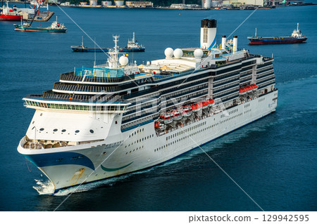 長崎港遊覽船（Adora Mediterranea）從女神橋抵達[長崎市] 129942595