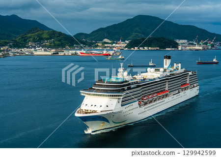 長崎港遊覽船（Adora Mediterranea）從女神橋抵達[長崎市] 129942599