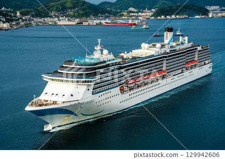 長崎港遊覽船（Adora Mediterranea）從女神橋抵達[長崎市] 129942606