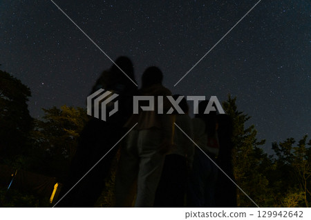 和朋友一起仰望星空 和朋友一起仰望星空 129942642