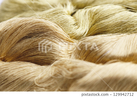 金線和略帶紅色的金線的特寫圖像 金線和略帶紅色的金線的特寫圖像 129942712