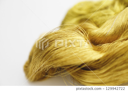 白色背景下拍攝的金線和略帶紅色的金線 白色背景下拍攝的金線和略帶紅色的金線 129942722