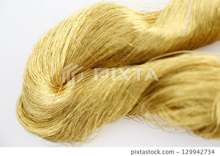 白色背景下拍攝的金線和略帶紅色的金線 白色背景下拍攝的金線和略帶紅色的金線 129942734