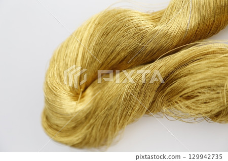 白色背景下拍攝的金線和略帶紅色的金線 白色背景下拍攝的金線和略帶紅色的金線 129942735