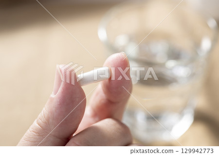 拿著膠囊的男性手 129942773