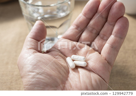 藥在手掌中 129942779