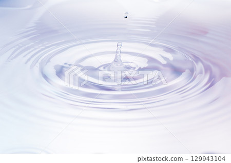 水滴落在水面上。 129943104
