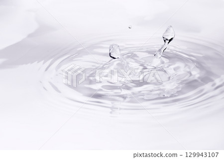 Drops of water falling on the surface of the water. Drops of water falling on the surface of the water. 129943107