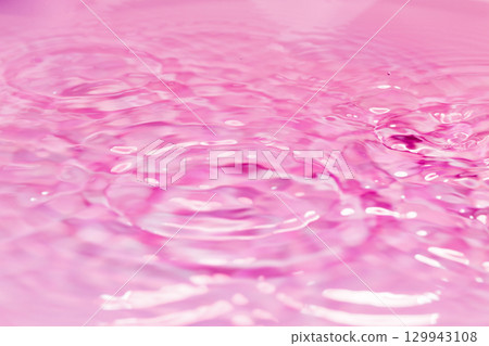 水滴落在水面上。 水滴落在水面上。 129943108