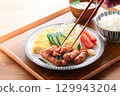 香噴噴的烤香腸、米飯和味噌湯的早餐 129943204