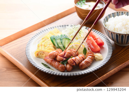 香噴噴的烤香腸、米飯和味噌湯的早餐 129943204