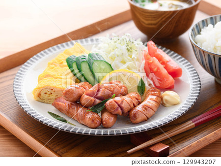 香噴噴的烤香腸、米飯和味噌湯的早餐 129943207