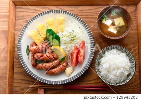 香噴噴的烤香腸、米飯和味噌湯的早餐 香噴噴的烤香腸、米飯和味噌湯的早餐 129943208