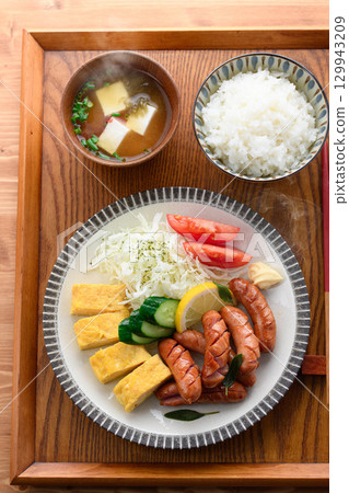 香噴噴的烤香腸、米飯和味噌湯的早餐 香噴噴的烤香腸、米飯和味噌湯的早餐 129943209