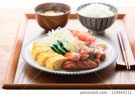 香噴噴的烤香腸、米飯和味噌湯的早餐 129943212