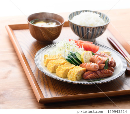 香噴噴的烤香腸、米飯和味噌湯的早餐 129943214