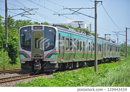 Tohoku Main Line, Iokawa-Hiwada, JR East, E721 series P-44 train + 701 series F2-513 train (Sendai) Tohoku Main Line, Iokawa-Hiwada, JR East, E721 series P-44 train + 701 series F2-513 train (Sendai) 129943439