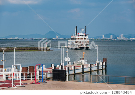 進入琵琶湖大津港的觀光船密歇根 129943494