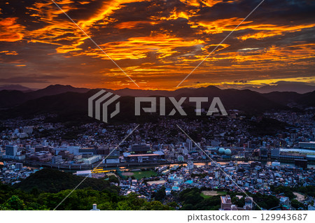 稻佐山瞭望台的朝霞閃耀[長崎市] 129943687