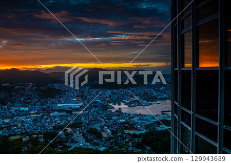 稻佐山瞭望台的朝霞閃耀[長崎市] 129943689