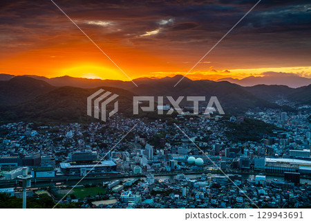 稻佐山瞭望台的朝霞閃耀[長崎市] 129943691