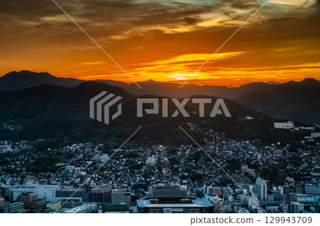 稻佐山瞭望台的朝霞閃耀[長崎市] 129943709