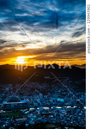 稻佐山瞭望台的日出[長崎市] 129943901
