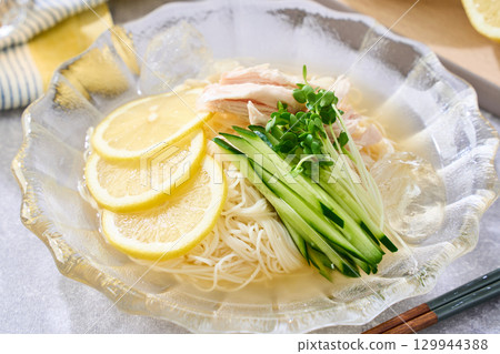 檸檬素麵｜清爽的夏季麵條搭配冷高湯 129944388