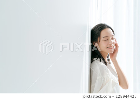 站在窗邊的穿襯衫的女人 129944425