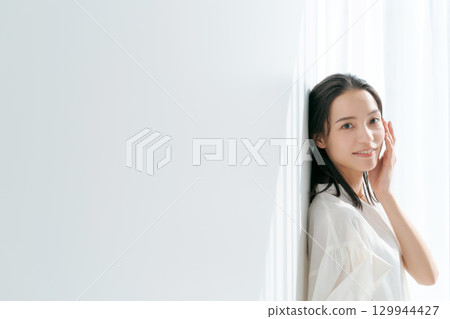 站在窗邊的穿襯衫的女人 129944427