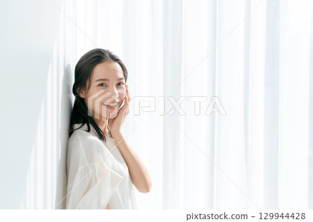 站在窗邊的穿襯衫的女人 129944428