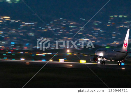 飛機從伊丹機場起飛 129944711