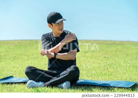 A middle-aged man who hurt his shoulder while exercising (frozen shoulder, rotator cuff injury, shoulder pain) A middle-aged man who hurt his shoulder while exercising (frozen shoulder, rotator cuff injury, shoulder pain) 129944813