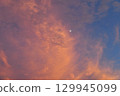 仲夏，晚霞中仰望雲層外的半月 129945099