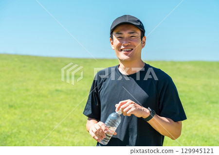 Middle-aged man hydrating during exercise, training, sports, workout Middle-aged man hydrating during exercise, training, sports, workout 129945121