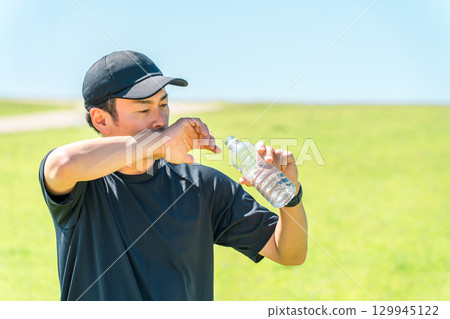 中年男子在運動、訓練、運動、運動期間補充水分 129945122