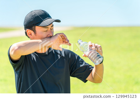 中年男子在運動、訓練、運動、運動期間補充水分 129945123