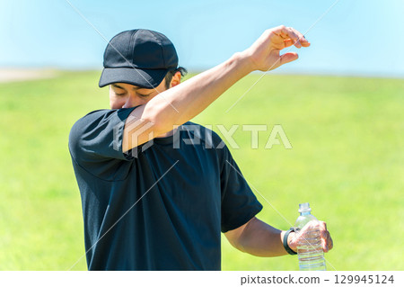 中年男子在運動、訓練、運動、運動期間補充水分 129945124