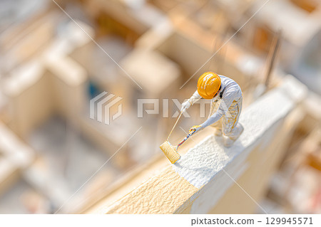 建築工人正在粉刷屋頂（立體模型） 129945571