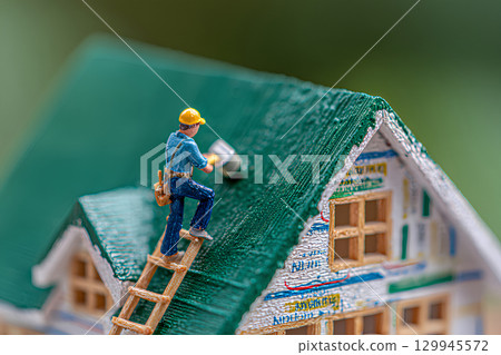 建築工人正在粉刷屋頂（立體模型） 129945572